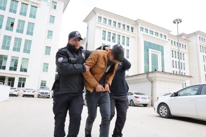 Adanada EYP ile intihardan, polisi grnce vazgeti tutukland