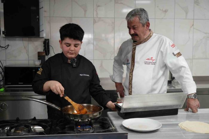 13 yandaki Bura, depremzedelere yemek yaparken ala merak sald