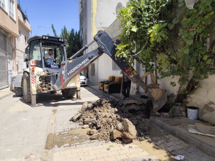 Sratut Mahallesinde Pazar mesaisi: Belediye ekipleri patlayan lam borusu sorununu annda zd!  