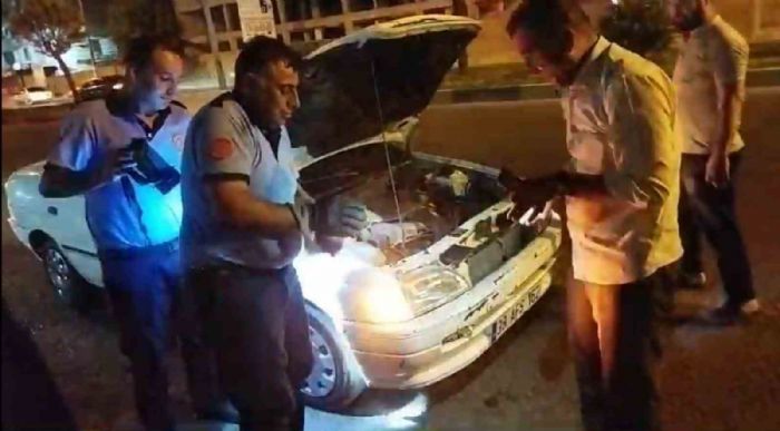 Otomobilin motoruna giren kediyi itfaiye kard