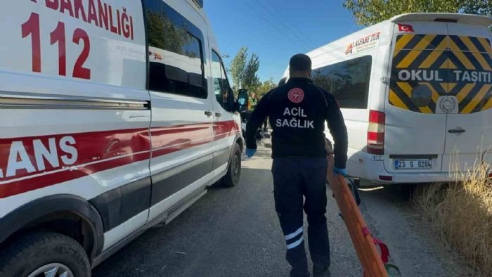 Elazda otomobil ile renci servisi arpt: 2si ar 4 yaral