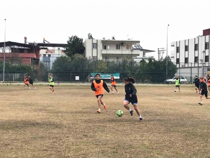 Futbol akna, zorlu artlara ramen pes etmiyorlar