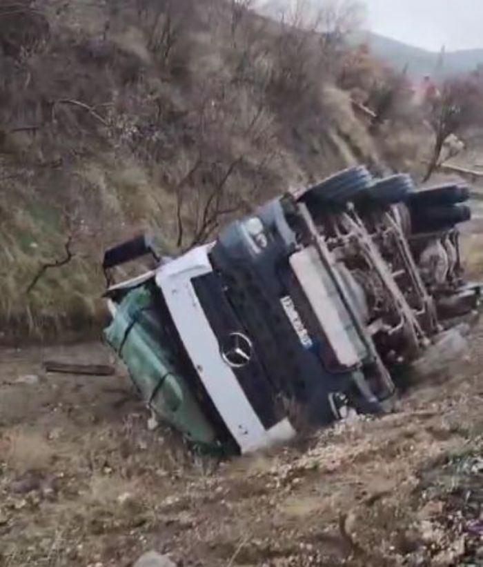 Elazda yol kt, beton mikseri yan yatt