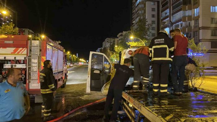 Diyarbakrda park halindeki ekicide kan yangn bymeden sndrld