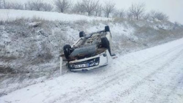 Elazda kar ya kazay beraberinde getirdi, otomobil takla att