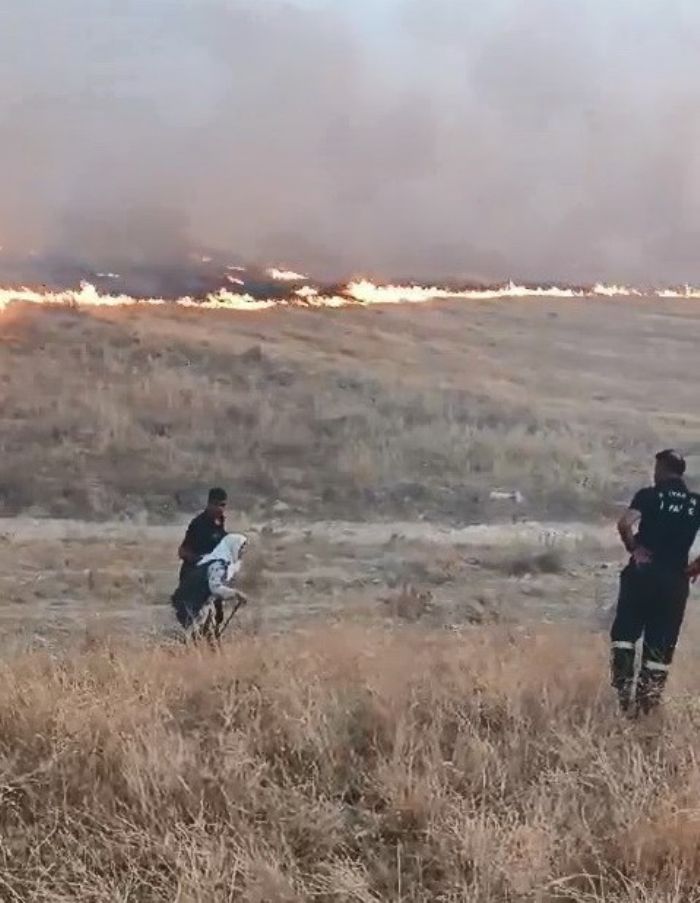 Alevlerin arasnda kalan yal kadn itfaiye ekipleri kurtard