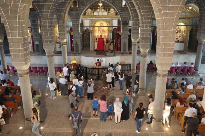 Diyarbakrda seim nedeniyle ertelenen Paskalya bayram kutland