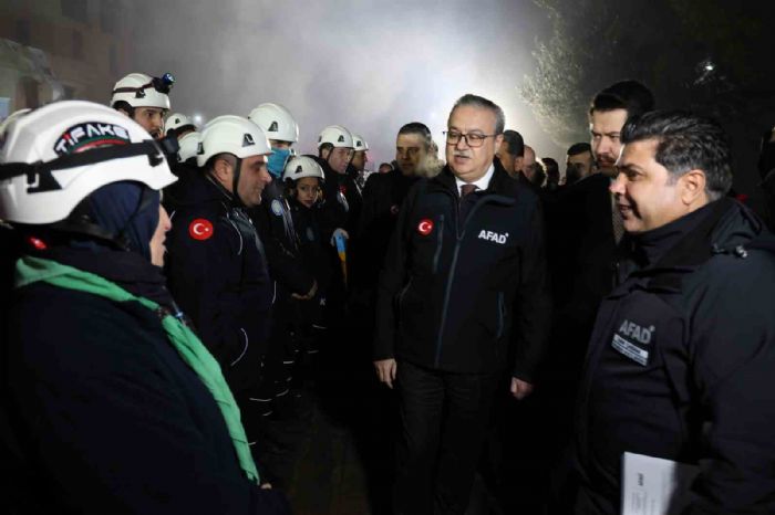 Diyarbakr Valisi, depremde arama-kurtarma almalarna katlan ekiplerle bir araya geldi