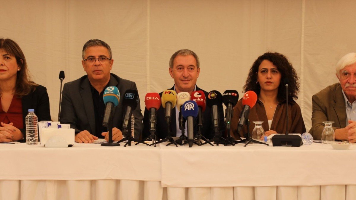 DEM Parti Eş Genel Başkanı Bakırhan: ‘Suriye'deki mesele, Türkiye'de tartışılan çözüm sürecinin önüne bir set olarak konulmamalı’