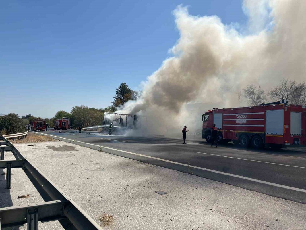 TAG Otoyolu'nda TIR Alev Aldı, Trafik Durma Noktasına Geldi