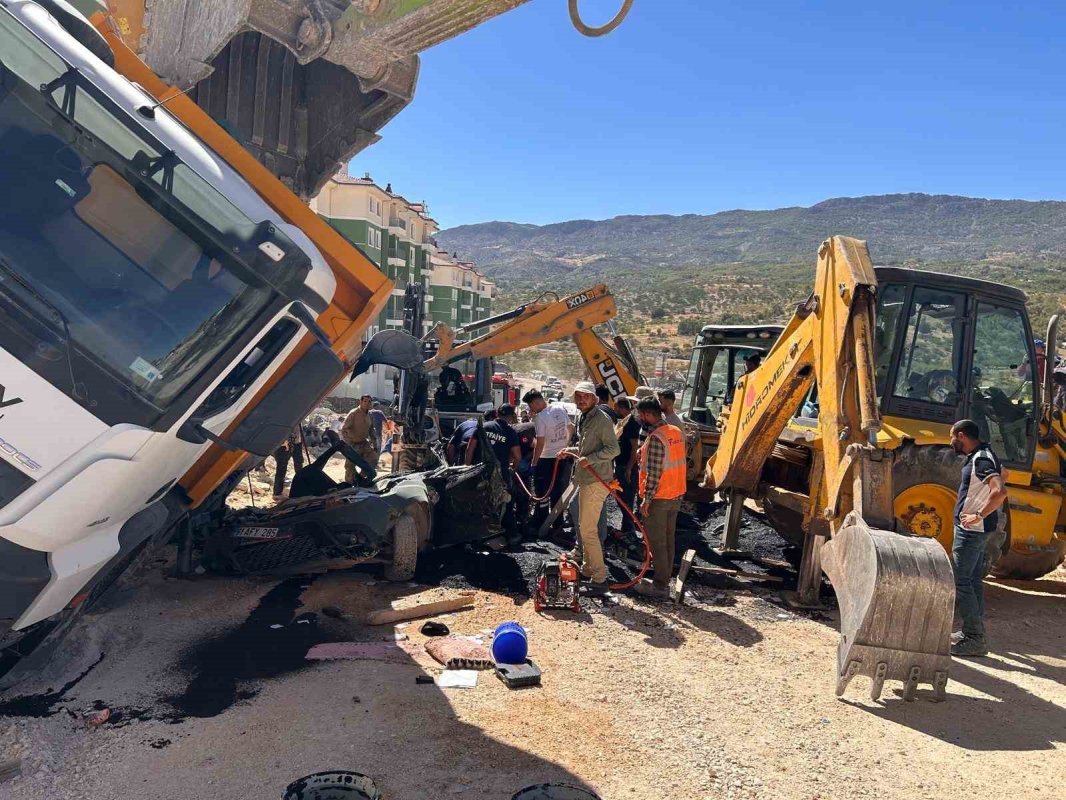 Freni Boşalan Kamyon Otomobilin Üzerine Devrildi: 1 Kişi Hayatını Kaybetti