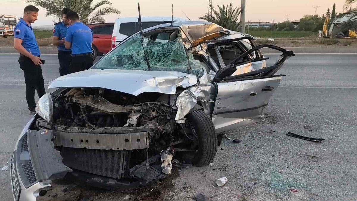 Adana’da Trafik Faciası: 2 Memur Hayatını Kaybetti, 1 Kişi Ağır Yaralı
