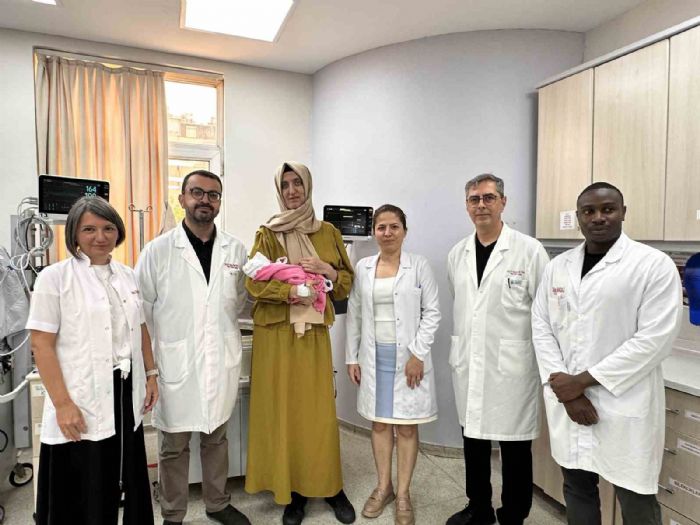 Başkent Hastanesinde hayat kurtaran operasyon: Anne ve bebeği yaşama tutundu