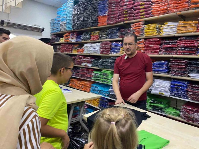 Çarşı pazarda okul kıyafeti alışverişi telaşı