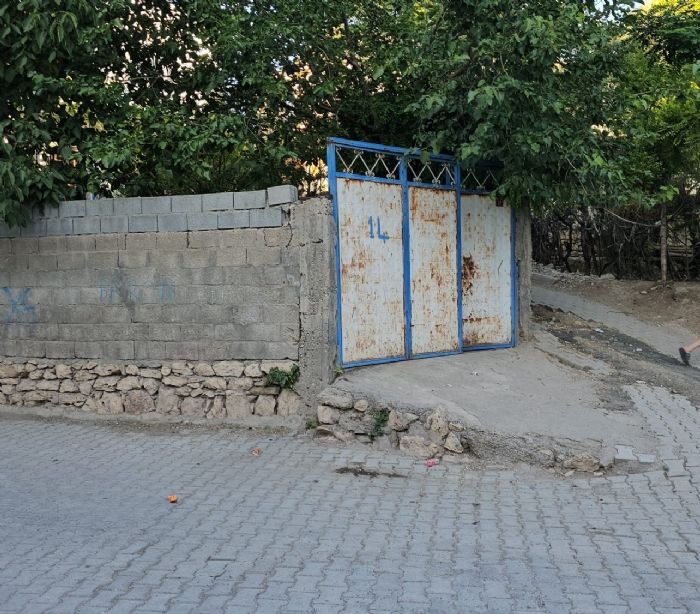 Çocuklarını ve kendisini bıçakla yaraladı