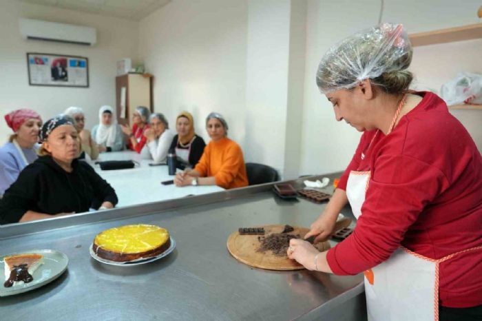 Çukurova Belediyesi’nin çikolata ve pasta yapma kursuna yoğun ilgi