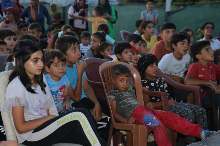 Depremzede çocuklara moral
