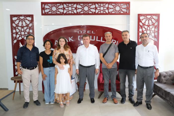 İl Milli Eğitim Müdürü Sayın Ramazan Aşcı, YKS Adıyaman Birincisi Zehra Er'i Tebrik Etti