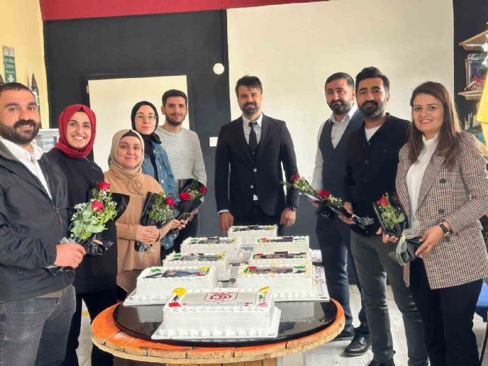Köy okulunda her öğretmenin fotoğrafı pastaya basılarak Öğretmenler Günü kutlandı
