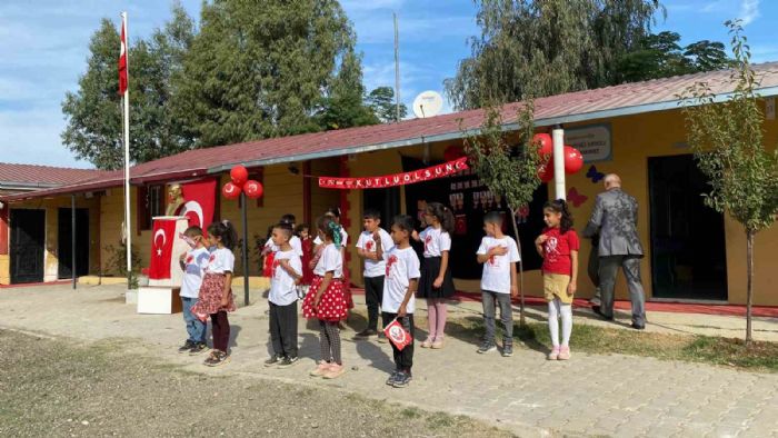 Köy okulundaki çocukların Cumhuriyet Bayramı coşkusu