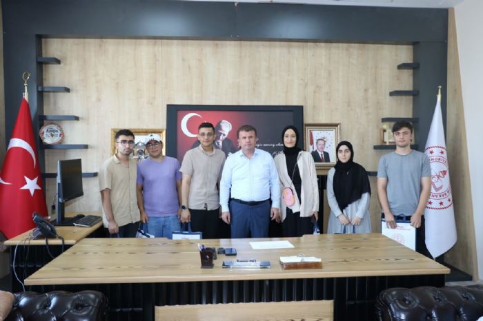 Müdür Aşçı, derece yapan öğrencileri makamında ağırladı