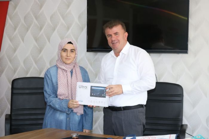 Müdür Aşçı, YKS’de Türkiye derecesi yapan öğrenciyi tebrik etti