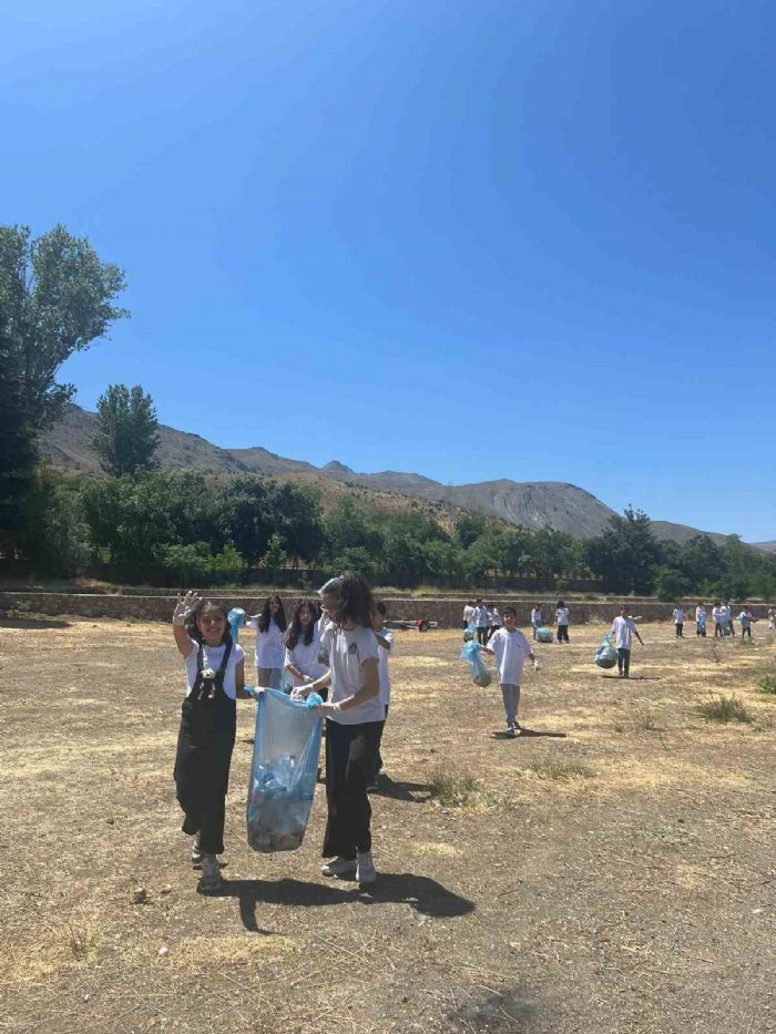 Öğrencilerin çevre duyarlılığı takdir topladı