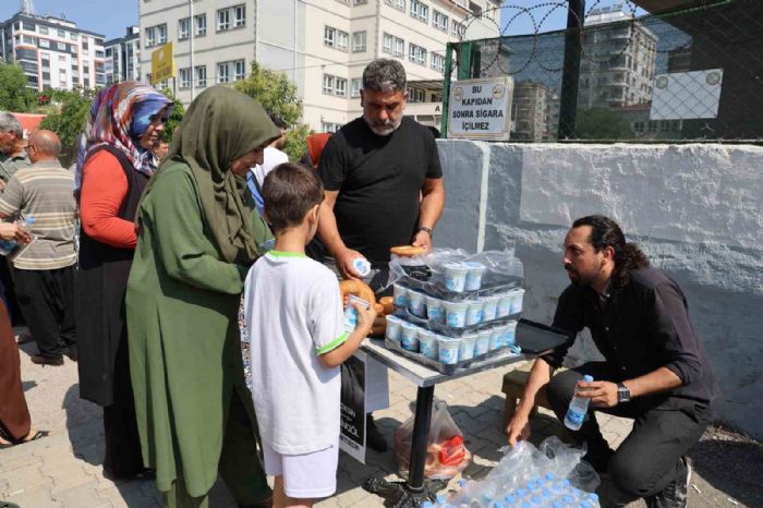 Vefat eden mühendisin adına YKS öncesi simit ve ayran dağıtıldı